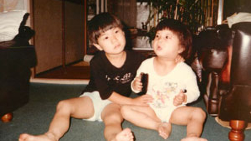 両親が仕事の間、弟の面倒を見る田中さん（左）(大阪市の自宅で)