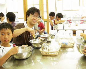 １泊キャンプできょうだい児とレクリエーション活動に参加する田中さん