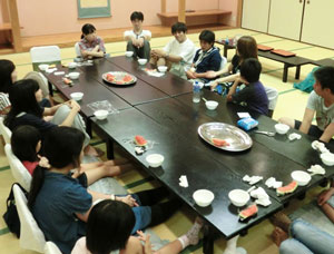 なかよし会の１泊キャンプで参加したきょうだいのそれぞれの思いを聞く田中さん