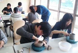 なかよし会の活動できょうだいや支援者らと陶芸を楽しむ田中さん